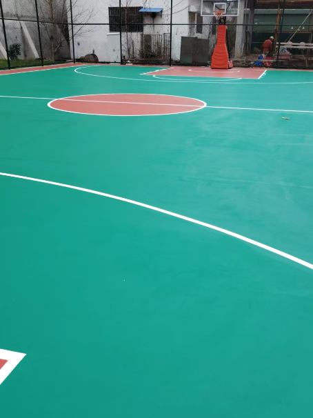 贵阳 球场长期使用易出现地面开裂